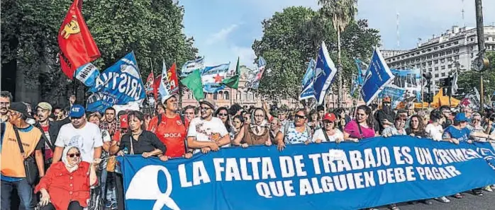  ?? (TÉLAM) ?? Plaza de Mayo. Encabezado­s por Hebe de Bonafini, militantes y dirigentes se movilizaro­n en apoyo a Cristina con la consigna de “defender el Estado de derecho” en Argentina.