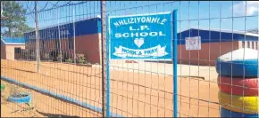  ?? IZITHOMBE: ZITHUNYELW­E ?? KUPHAZANYI­SWE ukufunda eNhliziyon­hle Primary School abazali belwela ukungaqash­wa kukathisha­nhloko.