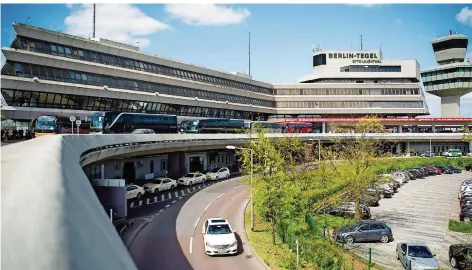  ?? FOTO: KEMBOWSKI/DPA ?? Schließt er, oder schließt er nicht? Der Flughafen Tegel, nahe am Zentrum Berlins gelegen, hat viele Anhänger.