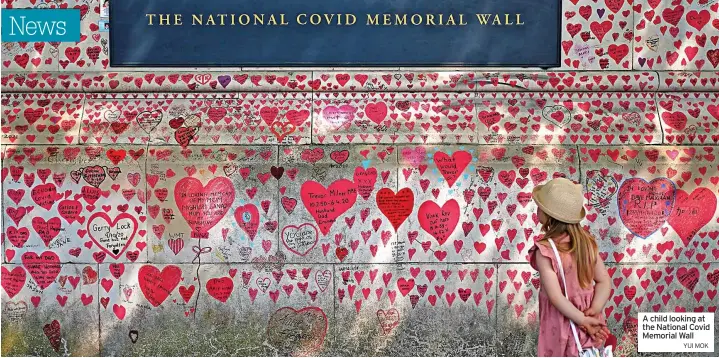  ?? YUI MOK ?? A child looking at the National Covid Memorial Wall