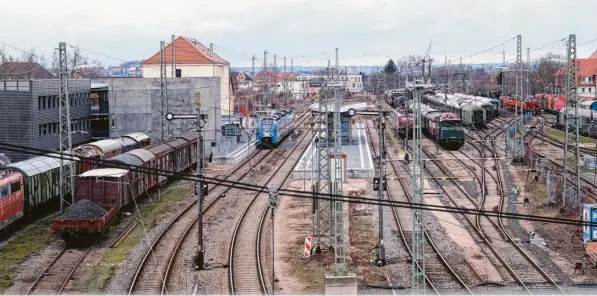  ?? Foto: Jan-Luc Treumann ?? Der Zugverkehr zwischen Nördlingen und Donauwörth könnte ab April eingeschrä­nkt werden. Die Politik fordert andere Lösungen.