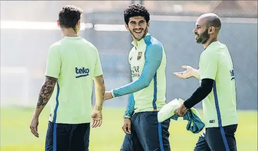  ?? CÉSAR RANGEL ?? Carles Aleñá charla con Mascherano en una imagen de la temporada pasada