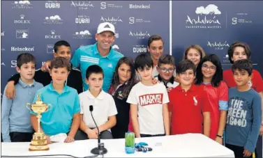  ??  ?? CON GANAS. Sergio está cómodo en Valderrama. En la imagen, sonríe junto a un grupo de niños y la Ryder.