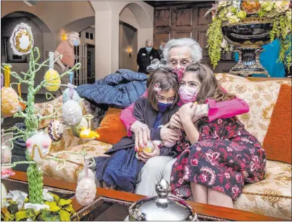  ?? L.E. Baskow Las Vegas Review-journal @Left_eye_images ?? Ellie Levi, 90, hugs great-granddaugh­ters Emery Cuthbert, 6, left, and Hailey Cuthbert, 9, in Summerlin.