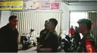  ?? POLRESTAS SIDOARJO FOR JAWA POS ?? MENCARI BUKTI: Kapolresta Sidoarjo Kombespol Zain Dwi Nugroho (kiri) meninjau lokasi pengeroyok­an kemarin dini hari.