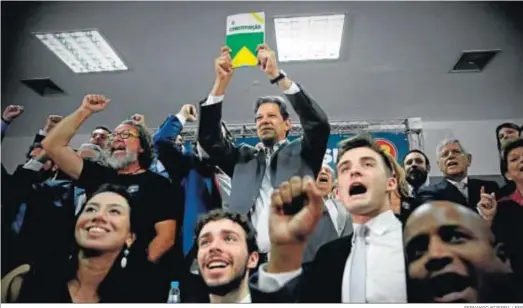  ?? FERNANDO BIZERRA / EFE ?? El candidato del PT, Fernando Haddad, posa en un acto con juristas y abogados en apoyo a su campaña, ayer en Sao Paulo.