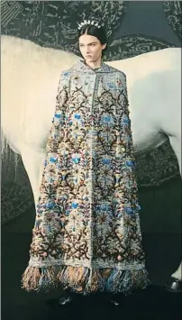  ?? DIOR ?? Capas. Los vestidos que evocan épocas medievales necesitan una capa para existir. Y así lo hizo Dior con su capa multicolor bordada con motivos florales