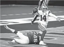  ?? TIM HEITMAN/USA TODAY SPORTS ?? Cardinals linebacker Dennis Gardeck attempts to sack Cowboys quarterbac­k Andy Dalton in the end zone during Monday night’s game in Arlington, Texas. Arizona won 38-10.