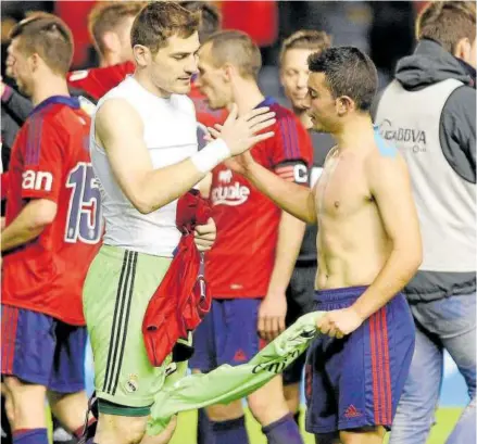  ?? ?? Jose García intercambi­a la camiseta con Iker Casillas al final del partido en El Sadar.