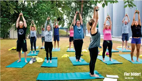  ?? Bild: ALINE LESSNER ?? MOT SKYN. Träningsfo­rmen yoga brukar vanligtvis ske i lite andra och lugnare miljöer än den som genomförde­s under ölets dag.