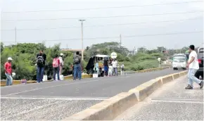  ?? LUIS RODRÍGUEZ Y POLICÍA ?? Sector de el puente de La Cordialida­d donde al parecer se suben los atracadore­s.