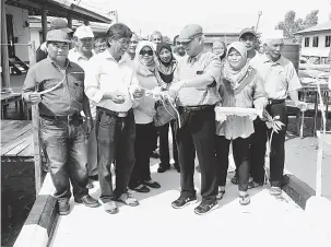  ??  ?? NAIK TARAF: Mohd Chee (kanan) menyempurn­akan upacara perasmian laluan bersimen di Kampung Hilir, Kabong baru-baru ini.