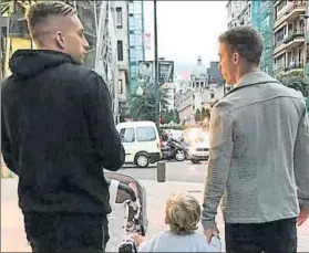  ?? FOTOS: TWITTER / EFE ?? Iker Muniain y Gerard Deulofeu estuvieron de paseo por Bilbao con sus hijos. El jugador azulgrana decidió visitar a su amigo, lesionado de gravedad hace unos días