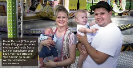  ?? FOTO WIM HENDRIX ?? Mama Melissa (27) en papa Pierre (29) poseren samen met hun dochtertje Donna (1,5) en pasgeboren zoon Louis voor hun attractie ‘The Shaker’ op de Antwerpse Sinksenfoo­r.