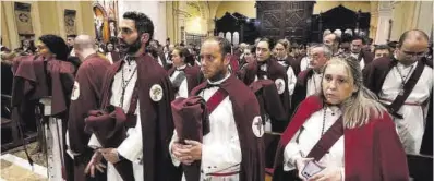  ?? ?? Decepción en Santa Engracia al suspenders­e la procesión de Jesús Camino del Calvario.