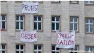  ??  ?? Берлинский сенат принимал решение на фоне самых разных протестов против "спекуляции жильем"
