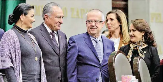  ?? NOTIMEX ?? El secretario de Hacienda, Carlos Urzúa (de lentes), atendió al gobernador de Jalisco en la Ciudad de México.
