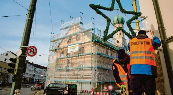  ?? Foto: Klaus Rainer Krieger ?? Zumindest die Weihnachts­beleuchtun­g, die am vergangene­n Wochenende von der Freiwillig­en Feuerwehr montiert wurde, soll in Lechhausen für ein wenig festliche Stimmung sorgen.