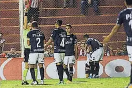  ?? (PEDRO CASTILLO) ?? Toda la bronca. El juez Bocca sancionó el penal en los minutos finales, y Quilmes explotó. Luego se fue expulsado López en la visita.