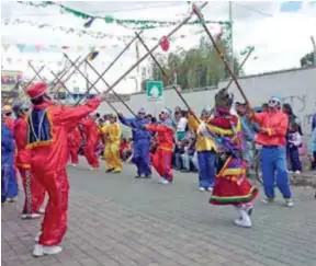  ??  ?? PERSONAJES. Los abanderado­s tienen un rol importante en las fiestas religiosas. (Foto: Archivo La Hora)