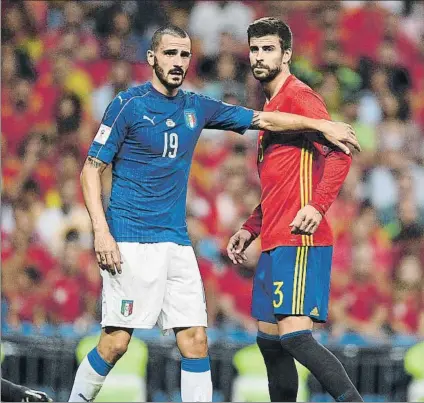  ?? FOTO: EFE ?? Gerard Piqué recibió pitos y aplausos por parte del público del Santiago Bernabéu