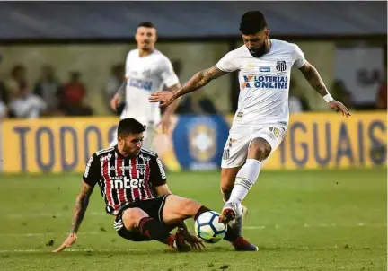  ?? Ivan Storti/Santos FC ?? Gabriel (de branco) e Liziero disputam bola durante o clássico deste domingo (16), na Vila Belmiro