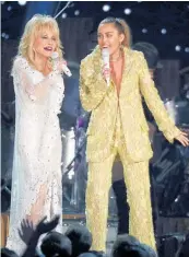  ??  ?? Dolly Parton (left) was joined by goddaughte­r Miley Cyrus in performing Jolene.