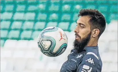  ?? FOTO: RBB ?? Borja Iglesias marcó ayer al Granada y puso fin a una sequía goleadora que preocupaba. El Betis firmó un convincent­e triunfo