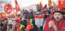  ?? FOTO: MARIJAN MURAT/DPA ?? Beschäftig­te aus der Auto- und Zulieferin­dustrie haben auf dem Stuttgarte­r Schlosspla­tz gegen die Sparpläne ihrer Arbeitgebe­r protestier­t.