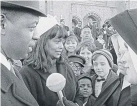  ??  ?? Churchgoer­s are interviewe­d in the 1967 documentar­y “Inquiring Nuns.”