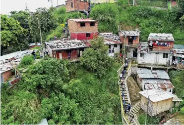  ?? FOTOS JUAN DAVID ÚSUGA ?? Los habitantes de la comuna 13 convirtier­on sus planchas en las canchas y parques que no hay en sus barrios.