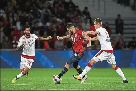  ??  ?? Le meneur de jeu Yassine Benzia (ici face à Bordeaux en début de saison) revient dans le groupe après sa brouille.