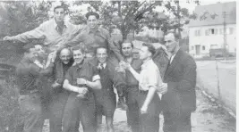  ?? COURTESY OF STERN FAMILY Handout ?? Guy Stern, held aloft at left, is pictured in Germany, where he served during World War II with U.S. military intelligen­ce soldiers known as the ‘Ritchie Boys.’