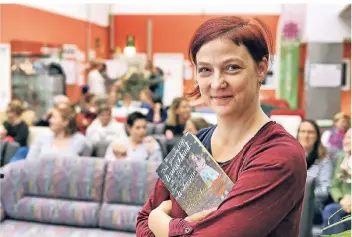  ?? RP-FOTO: STEPHAN KÖHLEN ?? Katja Seide ist studierte Sonderpäda­gogin und hat Psychologi­e und Hirnforsch­ung im Blick. Ihr Publikum ist meist mehrheitli­ch weiblich, aber ein paar Väter waren bei ihrem Erkrather Vortrag auch anwesend.