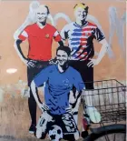  ??  ?? I murales A sinistra Vladimir Putin, Donald Trump e Giuseppe Conte. A destra Virginia Raggi