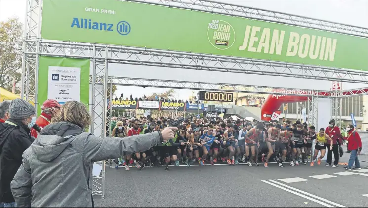  ?? Foto: JOAN LANUZA ?? Instante de la salida de las dos carreras open de la Jean Bouin del año pasado, de 5 y 10 kilómetros, en la Avinguda Maria Cristina de Montjuïc de la ciudad de Barcelona, pruebas que marcan el inicio de la gran matinal atlética