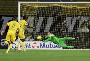  ?? SEBASTIEN Salom-gomis / AFP ?? Navas (verde) llegó con sus dos manos a detener el penal de Bamba, en el triunfo del PSG, 3 a 0, ante el Nantes.