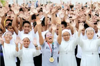  ??  ?? HIDILYN VISITS CEBU SCHOOL – Asian Games 2018 gold medalist Hidilyn Diaz is joined by nuns and students as she visits the Sisters of Mary Boystown in Minglanill­a, Cebu, Saturday. Diaz and the Cebu Weightlift­ing Associatio­n (CWA) will help provide weightlift­ing equipment for the school’s 3,000 students. (Juan Carlo de Vela)