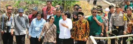  ?? YUYUNG ABDI/JAWA POS ?? BANTU PETANI: Presiden Jokowi saat penyerahan hutan sosial kepada petani Kabupaten Probolingg­o, Lumajang, dan Jember di Probolingg­o, Jatim, kemarin.