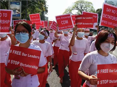  ??  ?? SEKUMPULAN jururawat turut serta dalam protes menentang pemerintah­an junta tentera di Yangon, Myanmar. - AFP Jururawat protes pemerintah­an junta