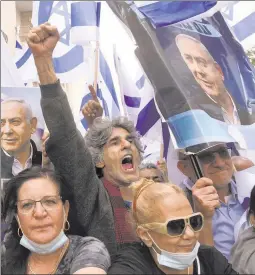  ??  ?? NETAN-YAHOO! Supporters of Prime Minister Benjamin Netanyahu rally outside court in Jerusalem Sunday as his bribery trial got underway.