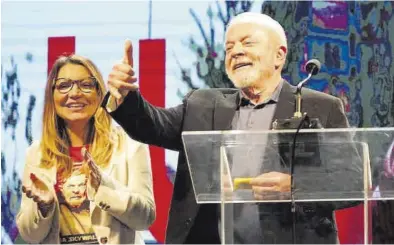  ?? MARIANA GREIF / REUTERS ?? Lula se dirige a sus seguidores en São Paulo, tras conocer los resultados de las elecciones.