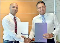  ??  ?? HNB Deputy General Manager Retail and SME Banking Thimal Perera exchanges the MOU with Kapruka.com Chairman Dulith Herath