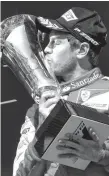  ?? NA ?? El apasionado beso de Vettel con la copa del triunfo.