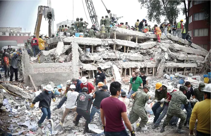  ?? PHOTOS AFP ?? Des pompiers, des policiers, des militaires, des secouriste­s et des bénévoles ont uni leurs efforts à la recherche de survivants dans un immeuble effondré de Mexico, hier, au lendemain du tremblemen­t de terre d’une magnitude de 7,1 qui a fait au moins...