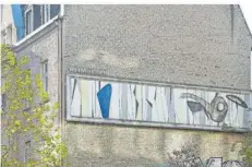  ?? FOTO: IRIS MAURER ?? Das Wandgemäld­e von Francis Berrar ziert an der Ecke Richard-Wagner-Straße/ Johannisst­raße sozusagen den Eingang zum Viertel.