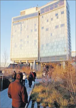  ?? JeFF Kayzer/FlicKr ?? The Standard Hotel looming over the Highline Park in New York City.