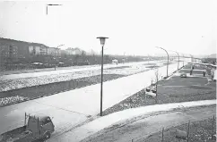  ?? FOTO: ARCHIV BRZOSA ?? Der Kennedy-Damm um 1965: Die Tankstelle (rechts im Bild) wurde nach dem Krieg errichtet.