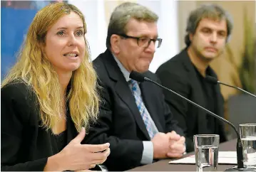  ??  ?? La conseillèr­e responsabl­e de la culture, Julie Lemieux, le maire, Régis Labeaume, et le directeur général et artistique d’exmuro arts publics, Vincent Roy.