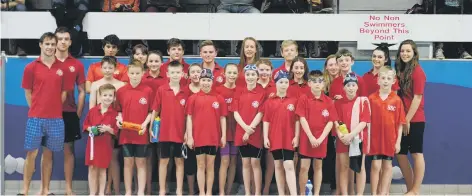  ??  ?? The Scarboroug­h swimmers line up at the end-of-season SaDSA Championsh­ips